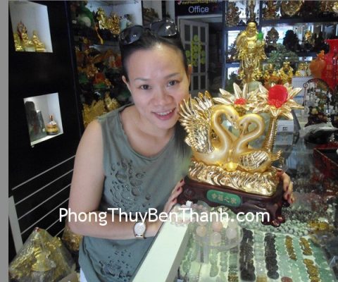 Chị Thủy - khách hàng mua tượng thiên nga vàng A169