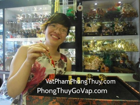 Chị Tường Vi - khách hàng mua tỳ hưu đeo cổ S396, dây treo tiền dơi CC1159 và heo đá mắt mèo H077