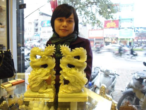Chị Thiện - khách hàng mua rồng cẩm thạch N074