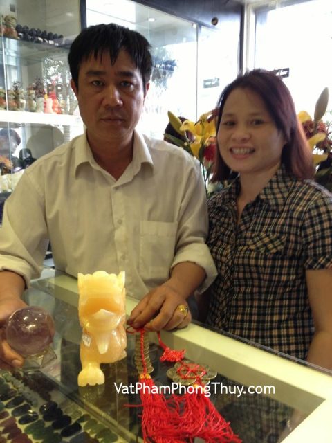 Chị Trinh - khách hàng mua tỳ hưu Hoàng long, quả cầu thạch anh tím