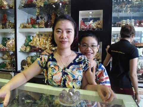 Chị Phương Lan -  khách hàng mua đĩa thất tinh thạch anh tím, mặt đeo cổ đá khổng tước
