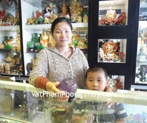 Chị Hường - khách hàng mua quả cầu thạch anh tím M190-8593