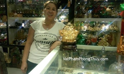 Chị Hồng - khách hàng mua tượng Nguyên Bảo vàng H467G