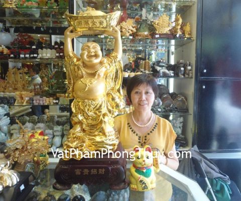 Cô Ngọc - khách hàng mua Phật Di Lạc đỉnh vàng H237G và tượng mèo vẫy tay H430G