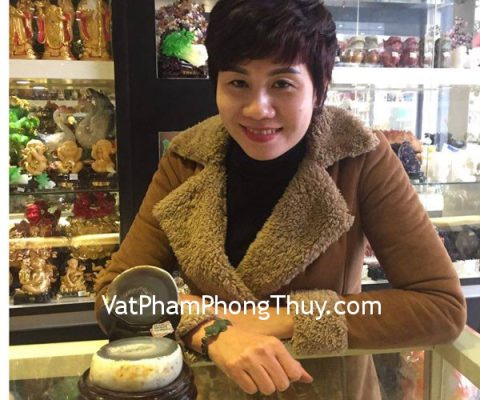 Chị Hoa- khách hàng mua bồn tụ bảo thạch anh, vòng tay ngọc Phỉ thúy và tỳ hưu đá ngọc Đông linh