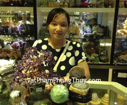 Vợ chồng anh Vinh- khách hàng mua bồn tụ bảo H098-2772, cây tài lộc thạch anh tím KC022, quả cầu đá dạ quang xanh M186-3354