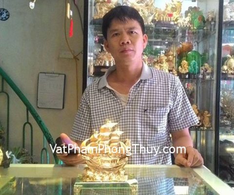 Chú Tuấn- khách hàng mua thuyền buồm vàng nhỏ K166M
