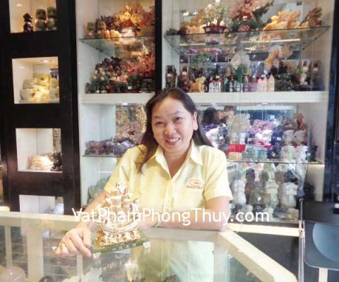 Chị Nga - khách hàng mua Thuyền buồm vàng trên đế thủy tinh K166M