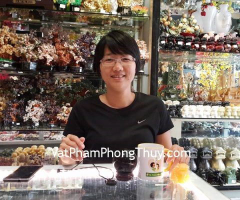 Chị Ngọc Yên - khách hàng mua quả cầu đá hắc ngà HM153-S3-2547, tượng long quy đá Hoàng Long HM037, mặt phật bản mệnh tuổi Dậu S6340-8