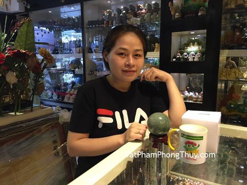 Chị Huyền - khách hàng mua quả cầu đá ngọc đông linh QC202-S5-2429