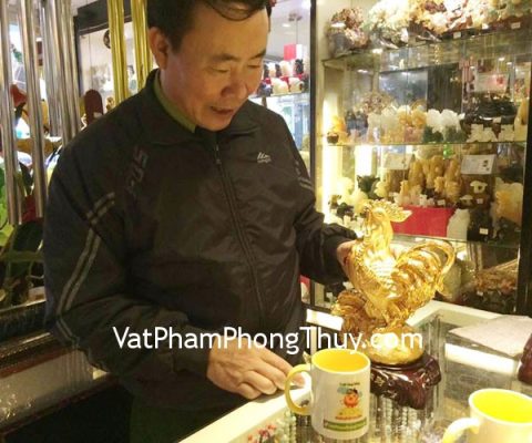 Chú Quang- khách hàng mua gà trên túi tiền G026A