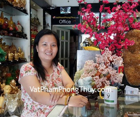Chị Dương - khách hàng mua tỳ hưu phỉ thúy ND124, cây tài lộc thạch anh hồng KC016, bình mẫu đơn đỏ H220G, hồ lô đồng trơn D207 và chuỗi thạch anh tóc đỏ S6228-1645