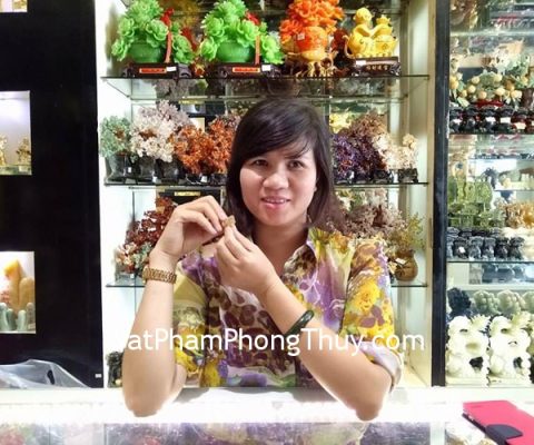 Chị Lan - khách hàng mua mặt tỳ hưu thạch anh vàng S764 và mặt phật di lạc phỉ thúy S6316