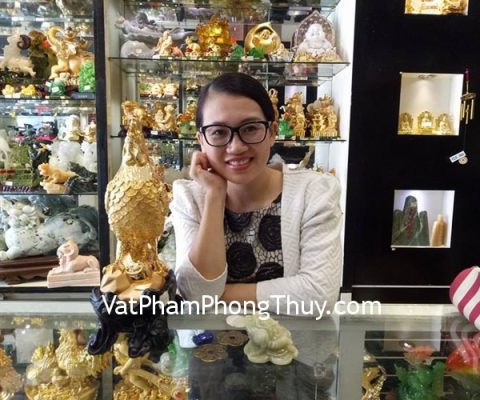 Chị Thanh Uyên - khách hàng mua thiềm thừ cẩm thạch Tây Tạng chuẩn CTT-S, hoa mai năm cánh CC1139 và mặt nhện trên bàn chân Phật thanh kim S6029