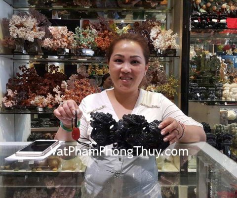 Chị Yến - khách hàng mua cặp tỳ hưu bắc kinh đen trung BKD-M và mặt phật bản mệnh mã não đỏ S6337-3