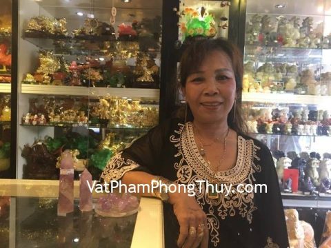 Cô Nguyệt - khách hàng mua đĩa thất tinh thạch anh tím M103, trụ thạch anh tím H053-824