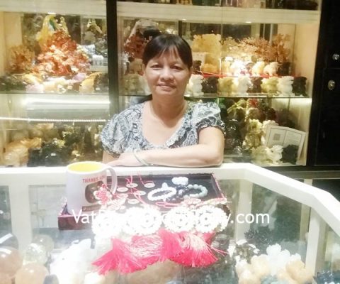 Cô Mai - khách hàng mua Tiền Ngũ phúc CC2027, Tiền xu càn long CC2008, Phật Quan Âm Phỉ Thúy S6328,Chuỗi Phỉ thúy A+ 14 li S6396, Chuỗi thạch anh đen 10 li S6412, Chuỗi mặt trăng A+ S6358-1869, Tỳ hưu Phỉ thúy S5151-3161, Hồ lô tự nhiên CC2023, Bát quái hổ phù nhỏ K1220, Bát quái hổ phù lớn K1219