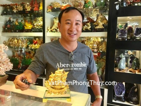 Anh Hải - khách hàng mua thuyền buồm vàng trên đế thủy tinh nhỏ K167M