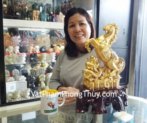 Cô Tuyết - khách hàng mua Ngựa vàng có kim nguyên bảo trên đống tiền vàng G108A