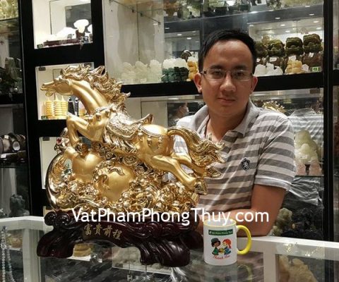 Anh Tâm - khách hàng mua tượng ngựa phi nước đại bên hồ lô vàng G114A
