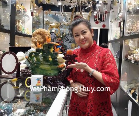 Chị Ngọc Loan- khách hàng mua thuyền buồm xanh đế gỗ K164M