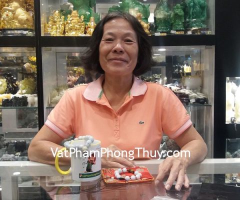 Cô Mai - khách hàng mua chuỗi mẫu đơn phỉ thúy lớn S6264 và mặt tỳ hưu mắt mèo nhỏ S6727