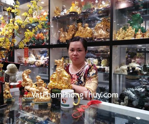 Chị Xuân VY - khách hàng mua tượng chó vàng C021A và xâu mai hoa CC2024