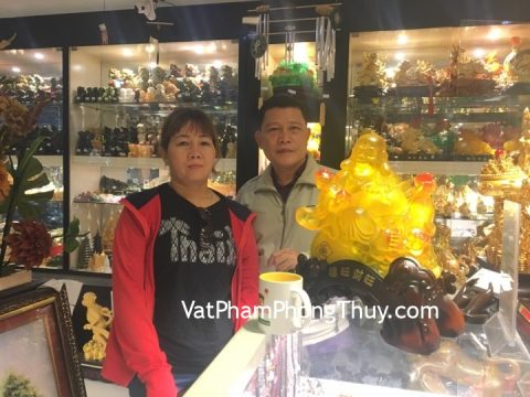 Cảm ơn vợ chồng anh Ngọ - khách hàng mua Phật di lạc vàng cam ngồi trên núi tiền C131A