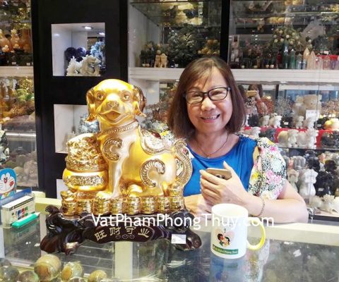Cô Thủy - khách hàng mua Chó vàng ôm hủ vàng C007A