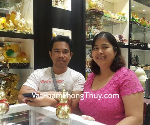 Vợ chồng chị Quyên - khách hàng mua hồ lô đồng trơn lớn D208