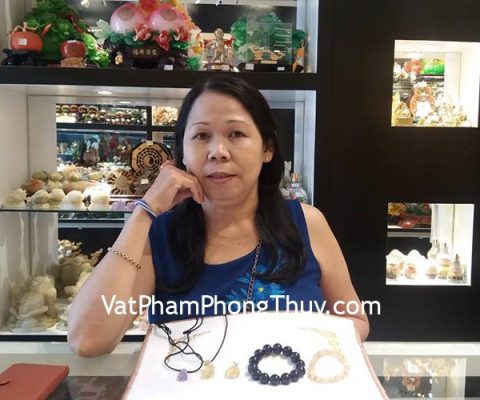 Chị Hồng Diễm - khách hàng mua chuỗi đeo tay thạch anh S6665 và mặt tỳ hưu thạch anh S764