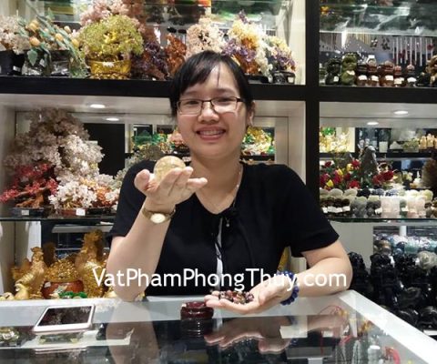 Chị Hằng - khách hàng mua quả cầu thạch anh vàng GM150-5832 và chuỗi hồng lục bảo S6660-5964