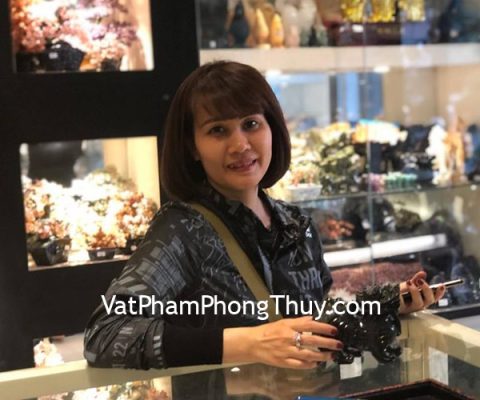 Chị Hiền - khách hàng mua tượng tỳ hưu Bắc Kinh đen trung BKĐ-M