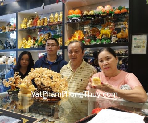 Cô Yến - khách hàng mua cóc ba chân đá Hoàng Long vàng GM021, vòng tay đá mắt mèo vân nâu và vân xám S6835, S6823
