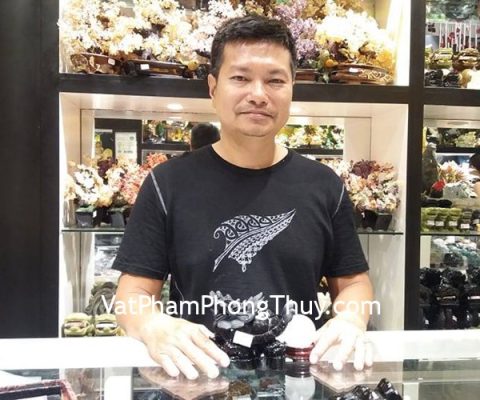 Anh Khoa - khách hàng mua quả cầu thạch anh trắng GM148-1260, long quy hắc ngà lớn GM071 và tháp văn xương lam ngọc 7 tầng lớn GM186