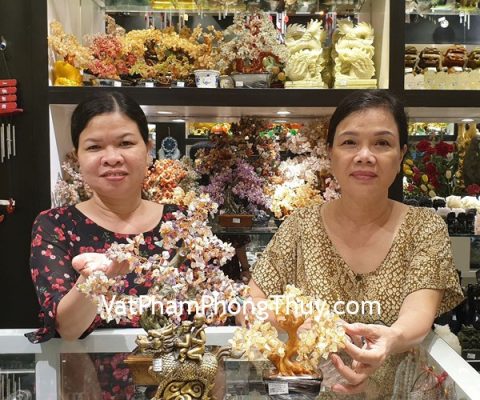 Chị Phượng - khách hàng mua tượng kỳ lân tống tử D203 và cây tài lộc thạch anh