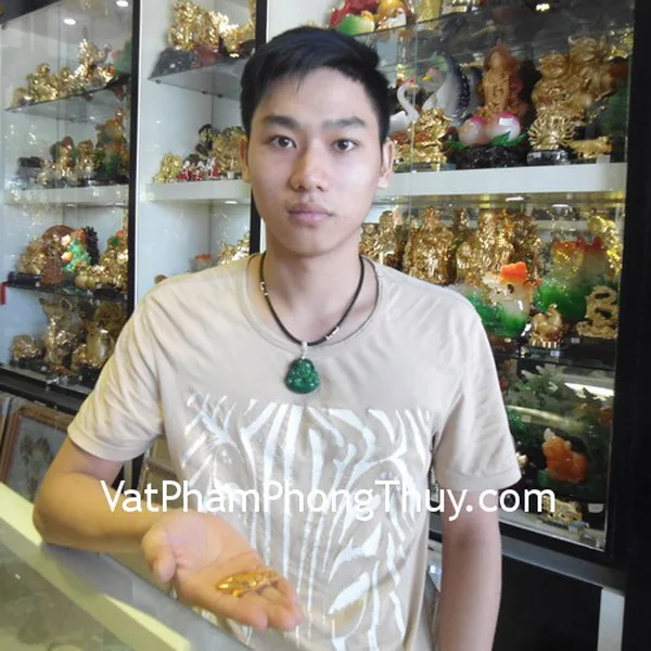 Anh Huân - khách hàng  mua mặt hổ phách đeo cổ