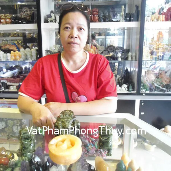 Cô Quỳnh Anh - khách hàng mua tỳ hưu lam ngọc, thiềm thừ lam ngọc và bồn tụ bảo đá ngọc Hoàng long