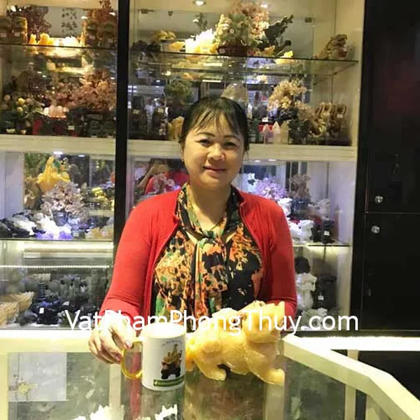 Cô Tiến - khách hàng mua Tỳ hưu Hoàng long HM015