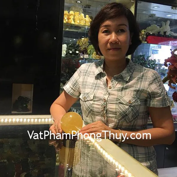 Chị Thơi - Khách hàng mua quả cầu thạch anh vàng non M191