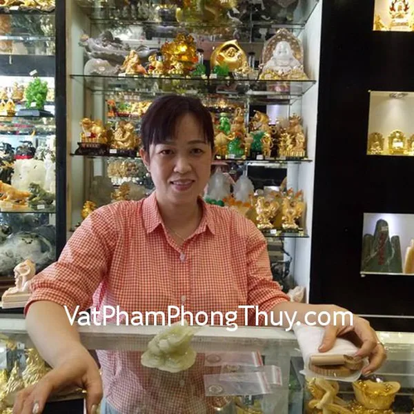Chị Nhung - khách hàng mua thiềm thừ cẩm thạch chuẩn CTT-S và chuông gió 5 ống CG1240
