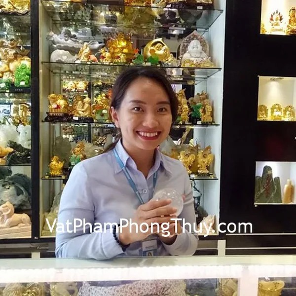 Chị Trang - khách hàng mua quả cầu thạch anh trắng GM148 và chuỗi thạch anh đen S6252