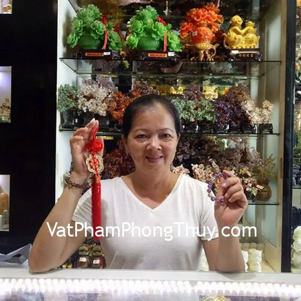Chị Chi - khách hàng mua vòng tay thạch anh tím xen hạt vàng S6216 và sâu tiền mai hoa sáu cánh CC1130