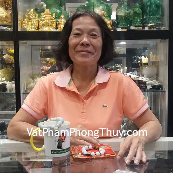 Cô Mai - khách hàng mua chuỗi mẫu đơn phỉ thúy lớn S6264 và mặt tỳ hưu mắt mèo nhỏ S6727