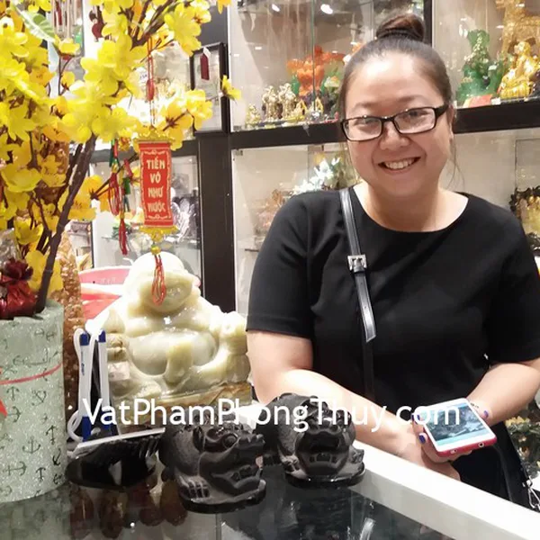Chị Nguyên - khách hàng mua cặp tỳ hưu đá hắc ngà HM120