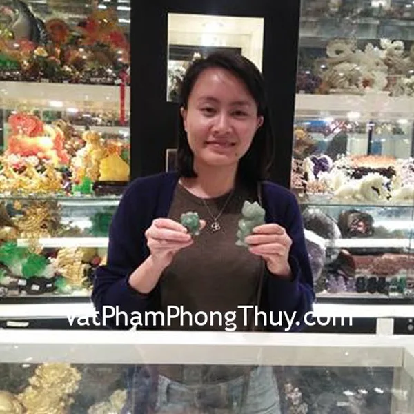 Chị Bình - khách hàng mua tượng mèo và heo đá ngọc Đông linh