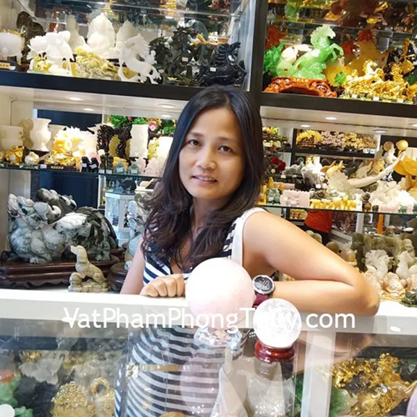 Chị Trâm - khách hàng mua quả cầu thạch anh trắng GM148-S3-3201 và hồ ly thạch anh hồng S6341