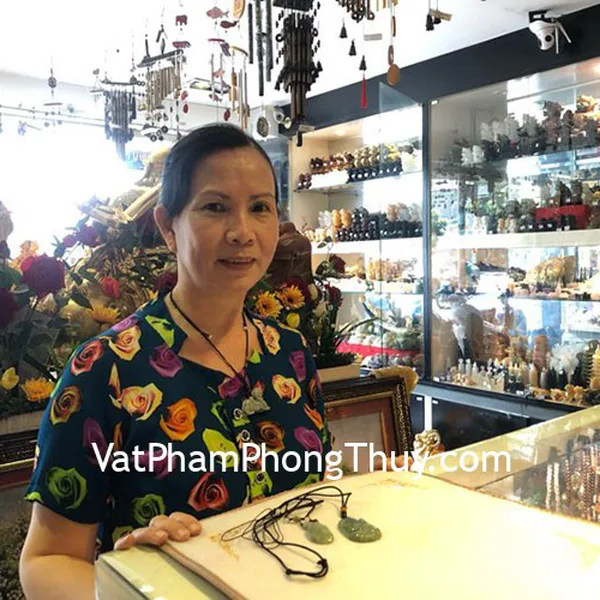 Cô Hai-khách hàng mua Phật bản mệnh Phỉ Thúy xanh Phổ Hiền Bồ Tát S6865-4 và Phật bản mệnh Phỉ Thúy xanh Hư Không Tạng Bồ Tát S6865-2