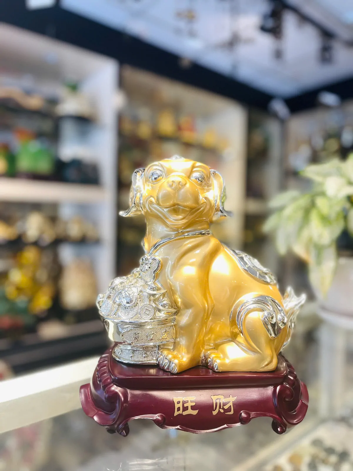 Chó vàng ôm mâm vàng trên đế gỗ - Vượng tài C017A