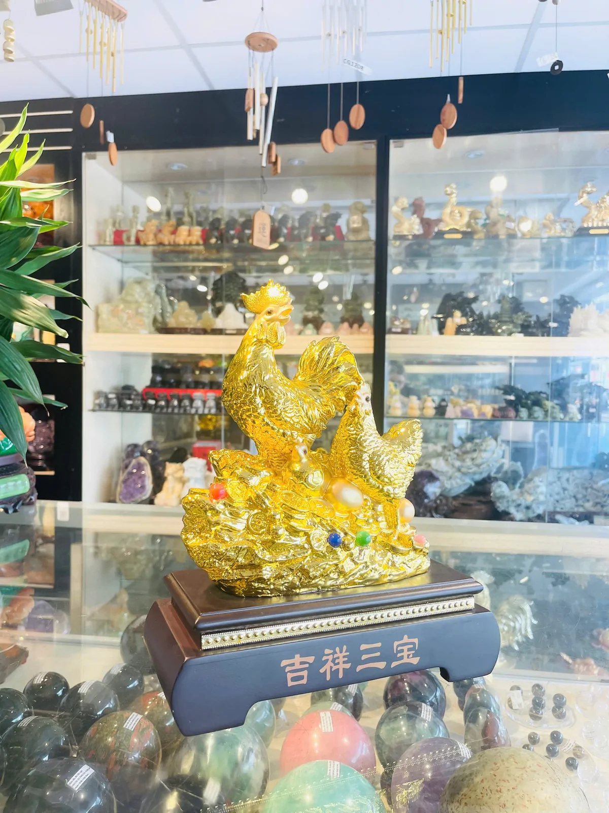 Gia đình gà trên tảng đá tiền - Cát tường tam bảo G008A